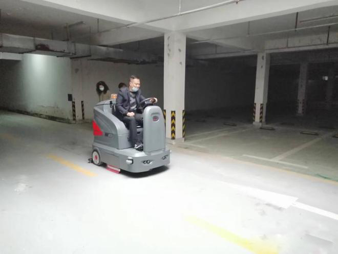 通辽小区物业保洁不用人力改用驾驶式洗地机了